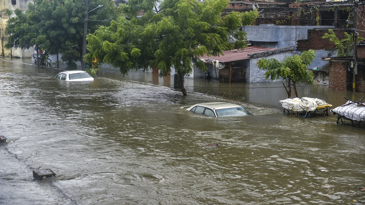 लखनऊ में बारिश ने बिगाड़ा शहर का हाल, सड़कें बनीं तालाब; जाम से बेहाल लोग