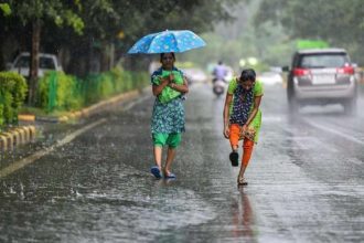 Weather Alert: दिल्ली-UP समेत कई राज्यों में भारी बारिश का अलर्ट, आंधी-बिजली को लेकर चेतावनी