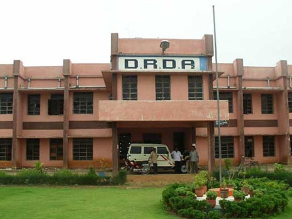 DRDA सुलतानपुर में बड़ा एक्शन, पांच साल से जमे दो बाबुओं को किया गया कार्यमुक्त