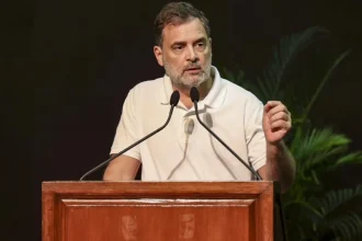 कांग्रेस सांसद और लोकसभा में विपक्ष के नेता राहुल गांधी को मंगलवार को बॉम्बे हाई कोर्ट से बड़ा झटका लगा है। बॉम्बे हाई कोर्ट ने प्रधानमंत्री नरेंद्र मोदी के ऊपर टिप्पणी को लेकर राहुल गांधी के खिलाफ मानहानि के मामले को रद्द करने से इनकार कर दिया है। सामने आई जानकारी न्यायमूर्ति एनआर बोरकर ने राहुल गांधी द्वारा दायर उस याचिका पर मंगलवार को आदेश पारित किया, जिसमें समन जारी करने वाले आदेश को रद्द करने की मांग की गई थी। Advertisement राहुल गांधी को 6 हफ्ते की राहत बॉम्बे हाई कोर्ट ने मंगलवार को प्रधानमंत्री नरेंद्र मोदी के बारे में टिप्पणियों को लेकर दायर मानहानि याचिका को चुनौती देने वाली विपक्ष के नेता (LOP) राहुल गांधी द्वारा दायर याचिका को खारिज कर दिया। हालांकि, अदालत ने राहुल गांधी को मजिस्ट्रेट अदालत के समक्ष उपस्थित होने से छह सप्ताह की राहत प्रदान की, जिससे राहुल गांधी को इस फैसले को सुप्रीम कोर्ट में चुनौती देने का समय मिल सके। पूरे मामले के बारे में जानिए जानकारी के अनुसार, मानहानि का ये मामला भाजपा नेता महेश श्रीश्रीमल द्वारा गिरगांव मजिस्ट्रेट अदालत के समक्ष दायर किया गया था। शिकायतकर्ता का आरोप था कि सितंबर 2018 में गांधी ने राजस्थान में एक रैली आयोजित की थी और प्रधानमंत्री नरेंद्र मोदी के खिलाफ मानहानिकारक बयान दिए थे। आरोप है कि मानहानिकारक बयान के कारण विभिन्न समाचार चैनलों और सोशल मीडिया प्लेटफॉर्म पर पीएम मोदी को कथित रूप से ट्रोल किया गया। राहुल पर हल्द्वानी में भी FIR आपको बता दें कि इससे पहले राहुल गांधी पर उत्तराखंड के हल्द्वानी में भी FIR दर्ज की गई थी। कांग्रेस नेता राहुल गांधी पर आरोप लगा है कि उन्होंने शुद्धिकरण की घटना को जातिगत रंग देने और सामाजिक माहौल प्रभावित करने की कोशिश की। जानकारी सामने आई है कि इस मामले में राहुल गांधी के खिलाफ SC-ST एक्ट के तहत भी कार्रवाई की गई है। इसके अलावा BNS की धारा 196 और 299 के तहत भी केस दर्ज किया गया है। दरअसल,  बीते 8 अगस्त को कांग्रेस अध्यक्ष मल्लिकार्जुन खरगे ने हल्द्वानी के रामलीला मैदान में एक रैली को संबोधित किया था। रैली के दो दिन बाद वहां कथित तौर पर 'शुद्धिकरण' की रस्म किए जाने की घटना हुई थी। कांग्रेस ने आरोप लगाया था कि खरगे के दलित होने के कारण उनके रैली के बाद ऐसा किया गया। इस खबर को अपने तरीके और अलग भाषा में लिख दो। कॉपी मत करना एक शब्द भी । ऐसा नहीं लगना चाहिए कि इस खबर को AI से बनवाया गया है।