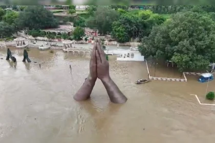 Varanasi Flood News: वाराणसी में गंगा का जलस्तर चेतावनी निशान के पार, हर घंटे 2 सेंटीमीटर बढ़ रहा पानी