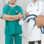 स्टाफ नर्स पर गर्भवती महिला से अभद्रता का आरोप, जातिसूचक टिप्पणी और 10 हजार रुपये मांगने का दावा