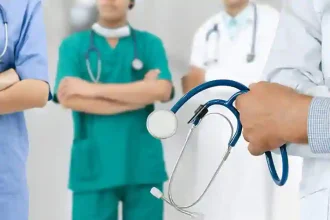 स्टाफ नर्स पर गर्भवती महिला से अभद्रता का आरोप, जातिसूचक टिप्पणी और 10 हजार रुपये मांगने का दावा