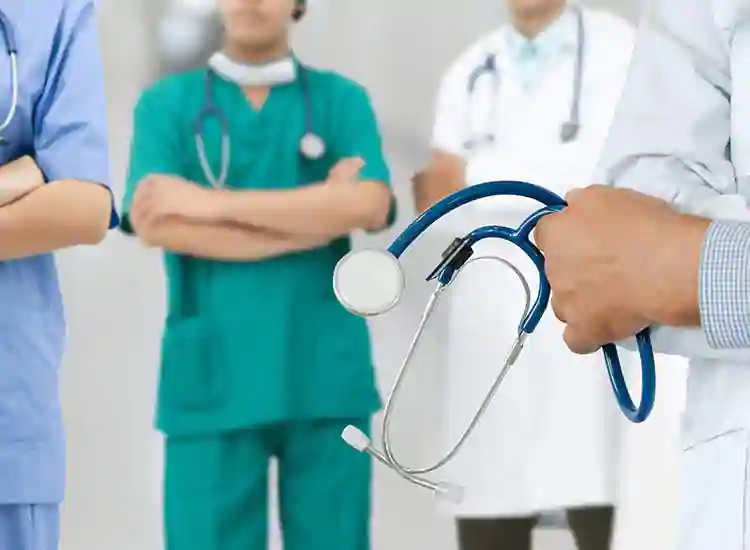 स्टाफ नर्स पर गर्भवती महिला से अभद्रता का आरोप, जातिसूचक टिप्पणी और 10 हजार रुपये मांगने का दावा